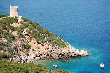 Wieża warowna na Sardynii, widok na wspaniałe nabrzeże