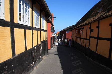 Svaneke - uliczka prowadząca z rynku do portu