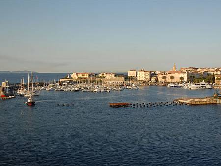 Widok na Ajaccio, malownicze miasteczko portowe na Korsyce
